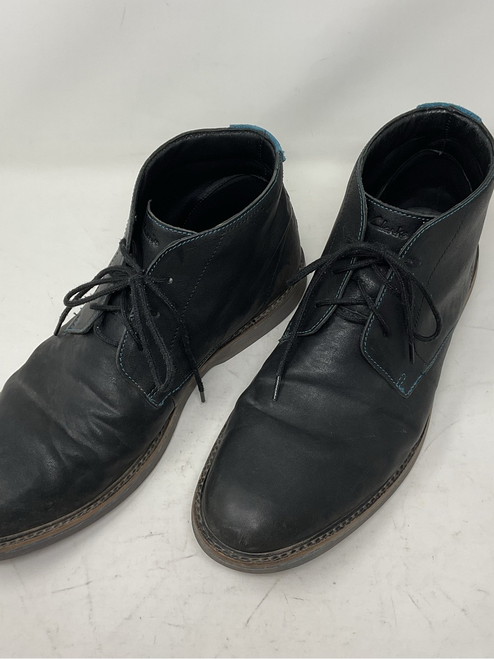 Clarks Men’s Black Leather Chukka Boots with Contrast Stitching